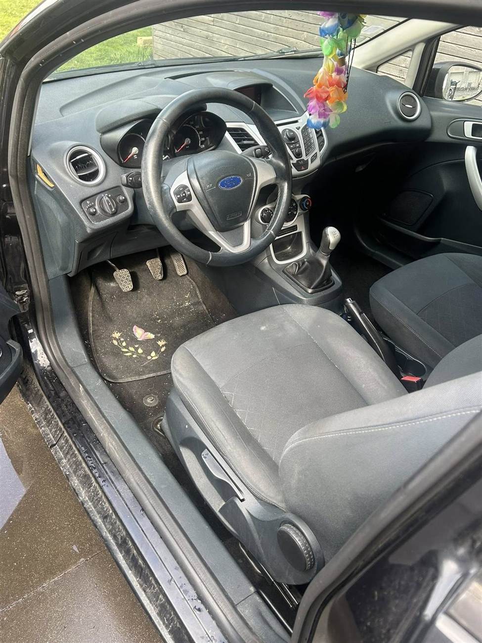 Intérieur voiture avant nettoyage à Valenciennes